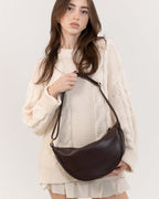 Sac bandoulière croissant noir, aspect cuir lisse