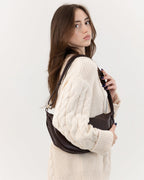 Sac bandoulière croissant noir, aspect cuir lisse