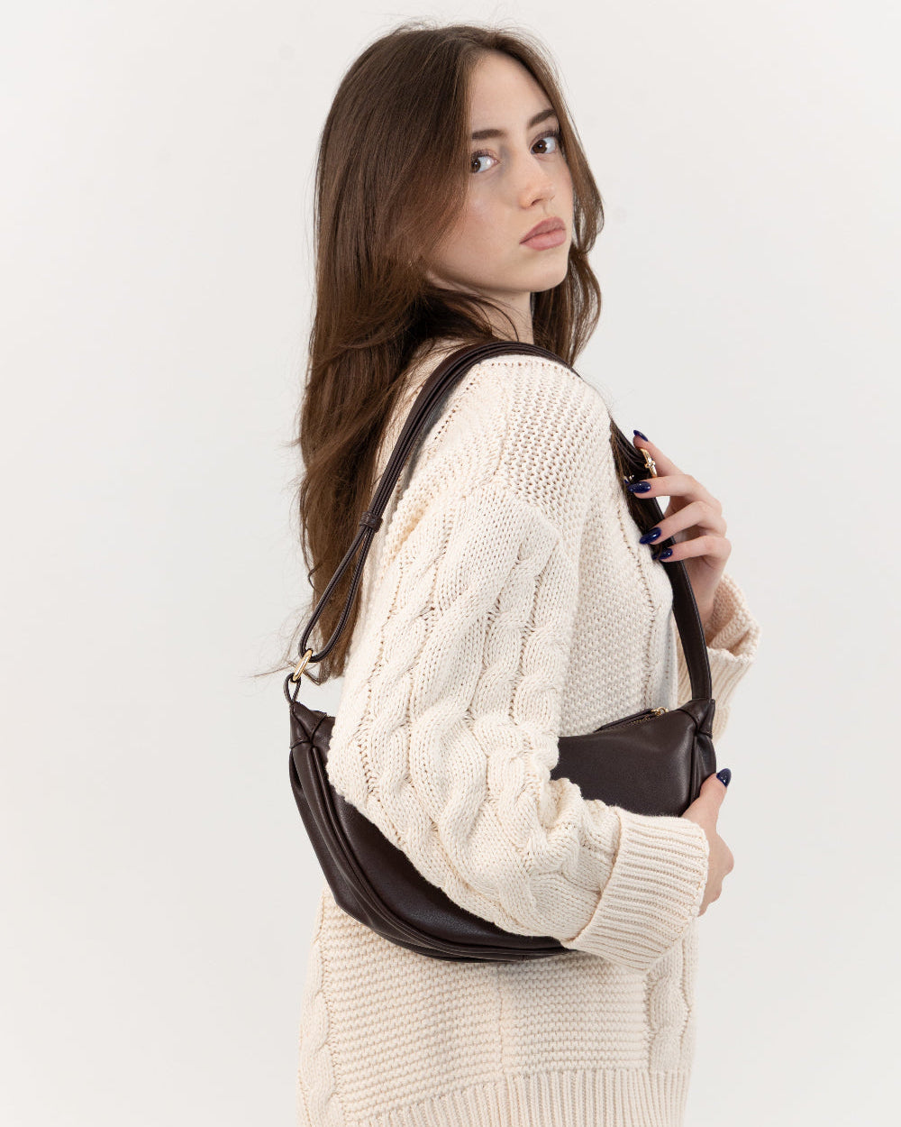 Sac bandoulière croissant noir, aspect cuir lisse