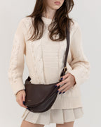 Sac bandoulière croissant noir, aspect cuir lisse