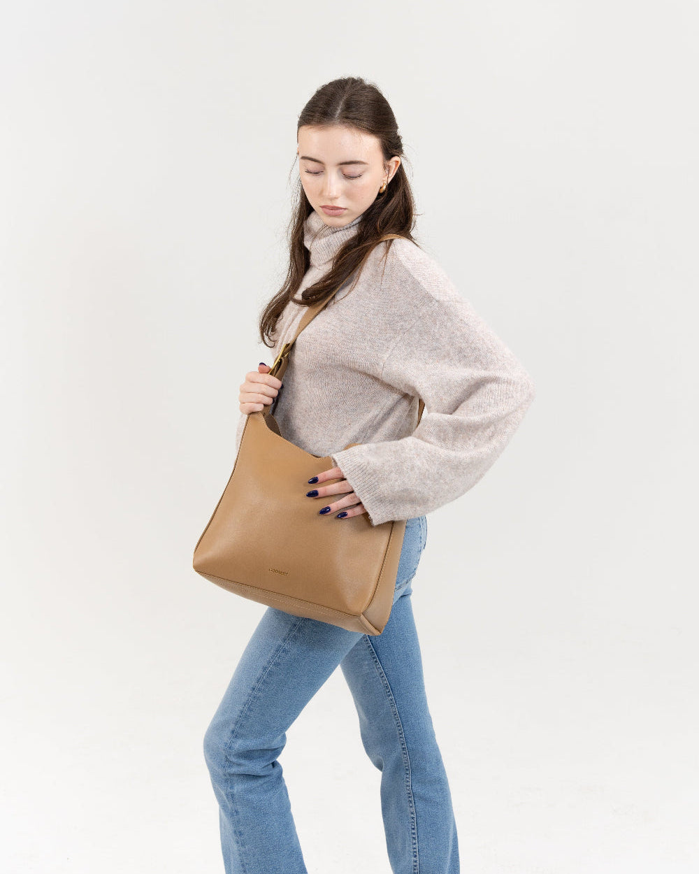 Sac hobo noir à épaule, boucle dorée, aspect cuir lisse